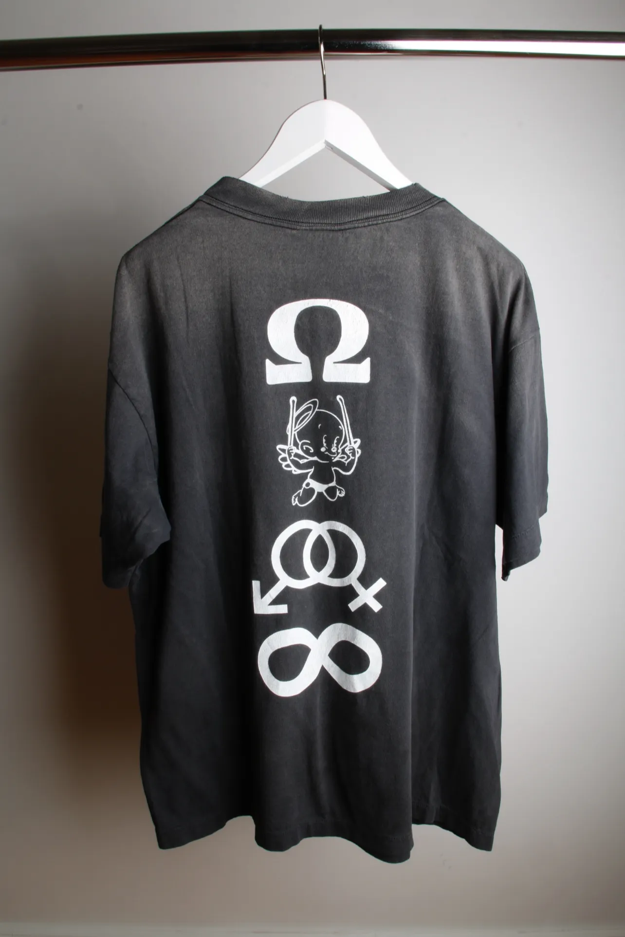 SAINT Mxxxxxx CANDLE SS TEE/BLK Slogan candle distressed TEE Little angel short sleeves on the back Washed in black S-XL Same as the original version Cylindrical side seam OE yarn fabric Garment dyeing Fade in heavy washes Fade with horse plaster on the bust Correct version matching Original version accessories Original level printing restoration